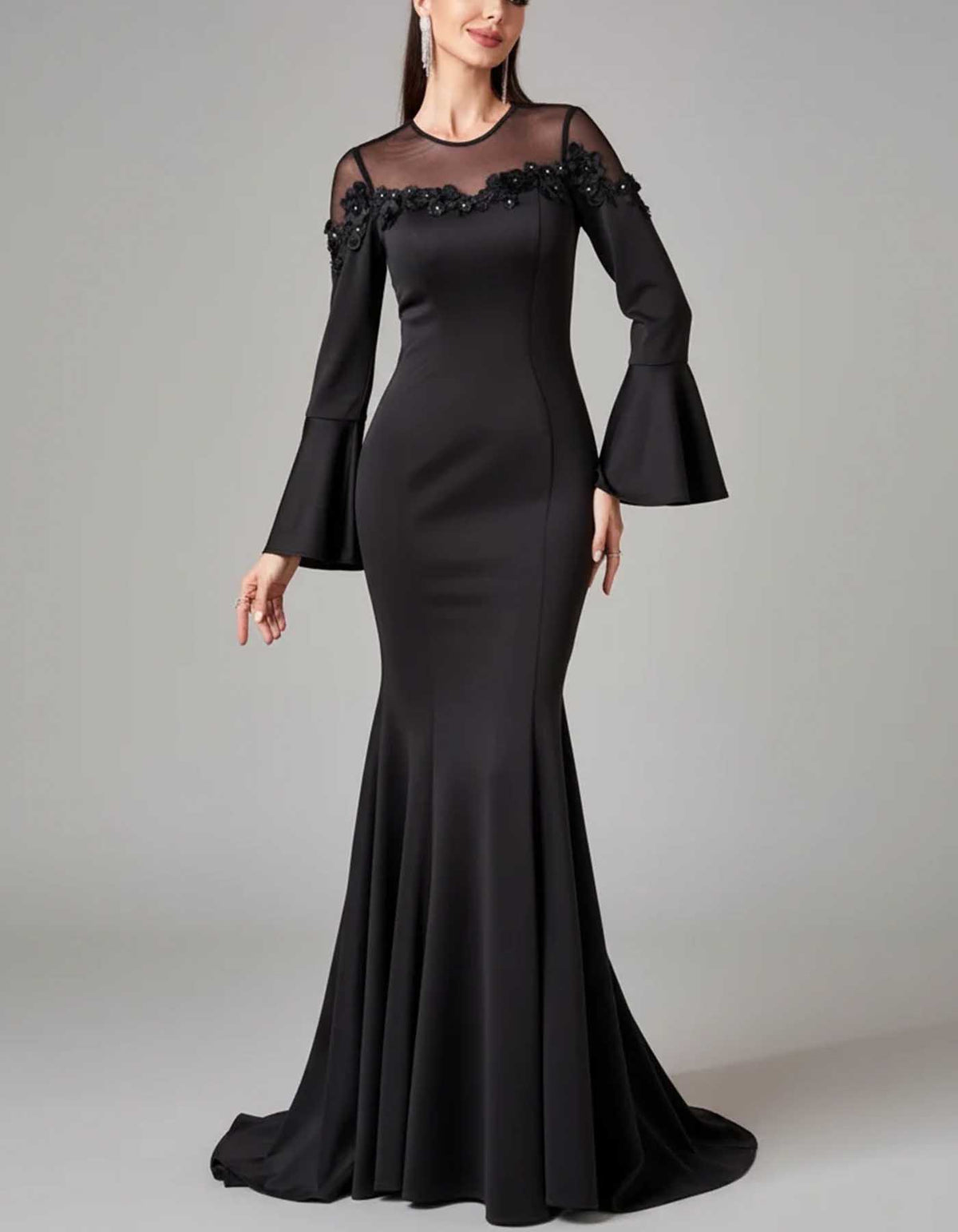 Maxikleid mit Illusions-Mesh-Ausschnitt, floraler Spitze und ausgestellten Ärmeln