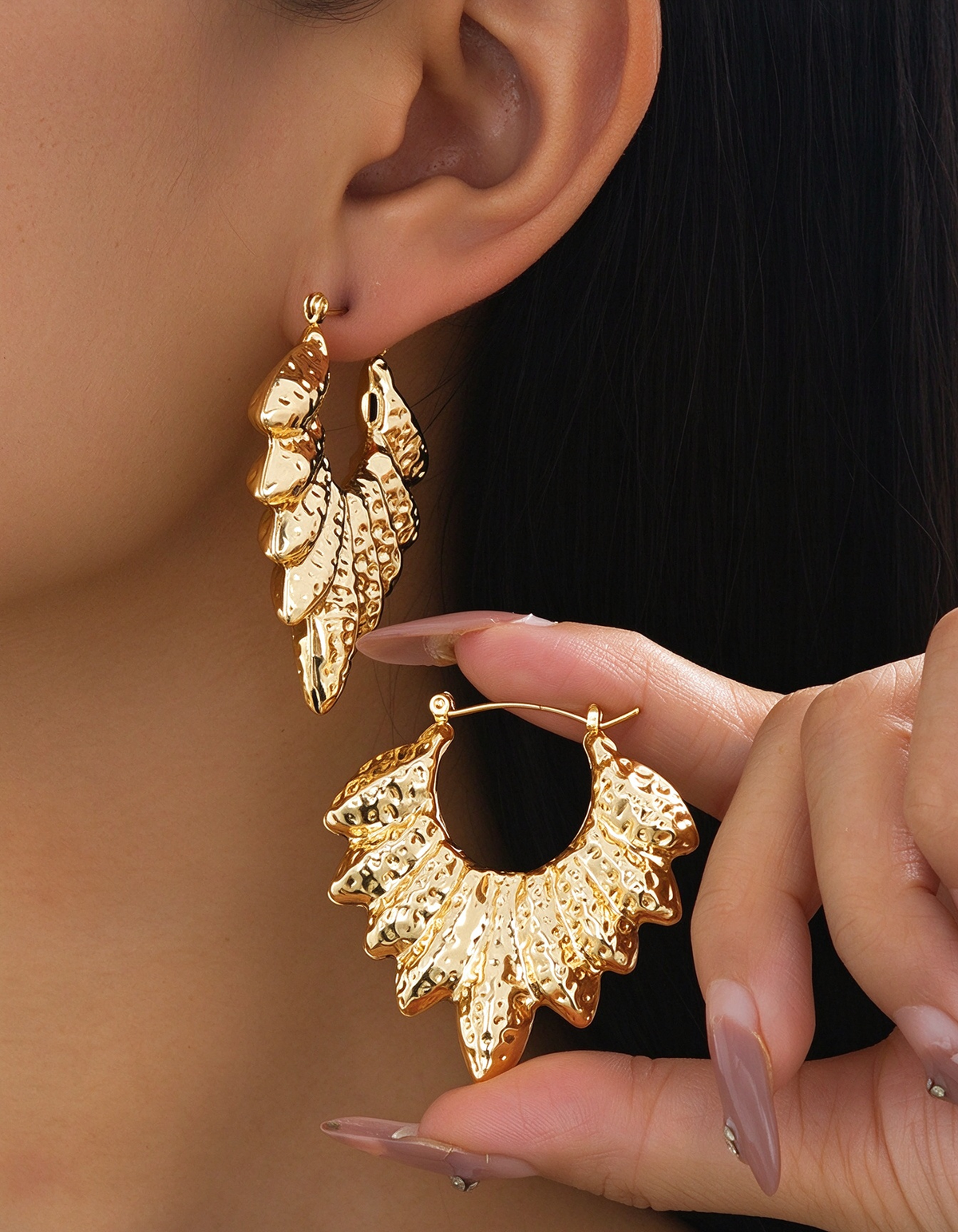Pendientes de aro dorados con textura martillada en forma de ala