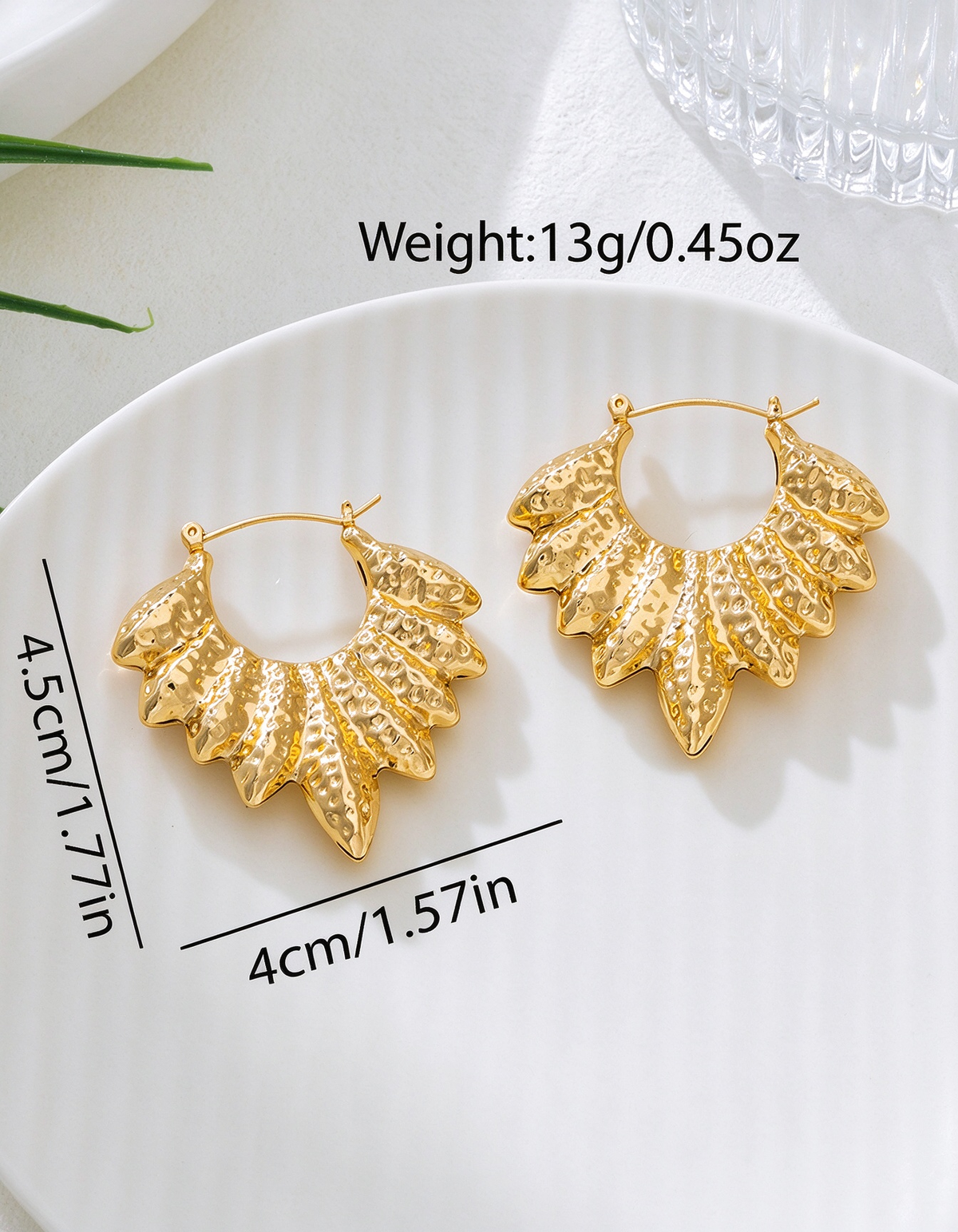 Pendientes de aro dorados con textura martillada en forma de ala