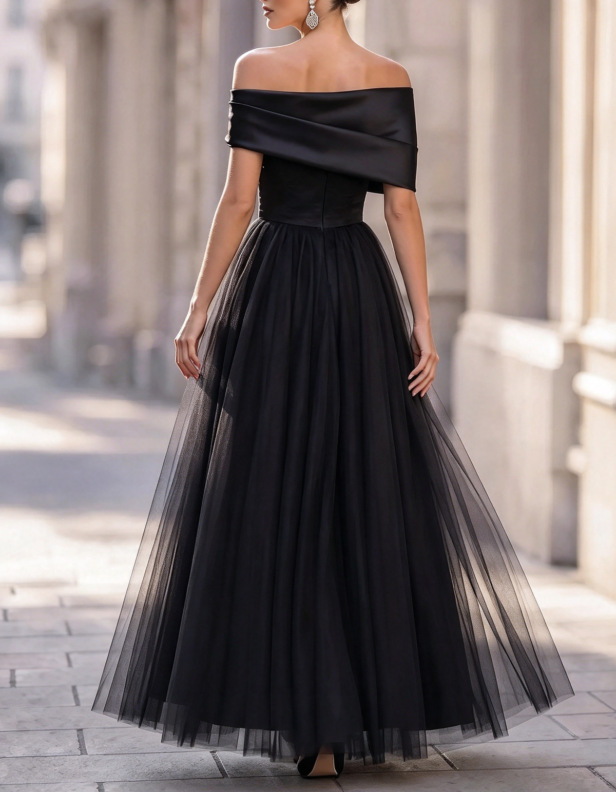 Abito da cerimonia lungo fino ai piedi, in raso e tulle a balze, linea ad A e scollo a barchetta, con spalle scoperte