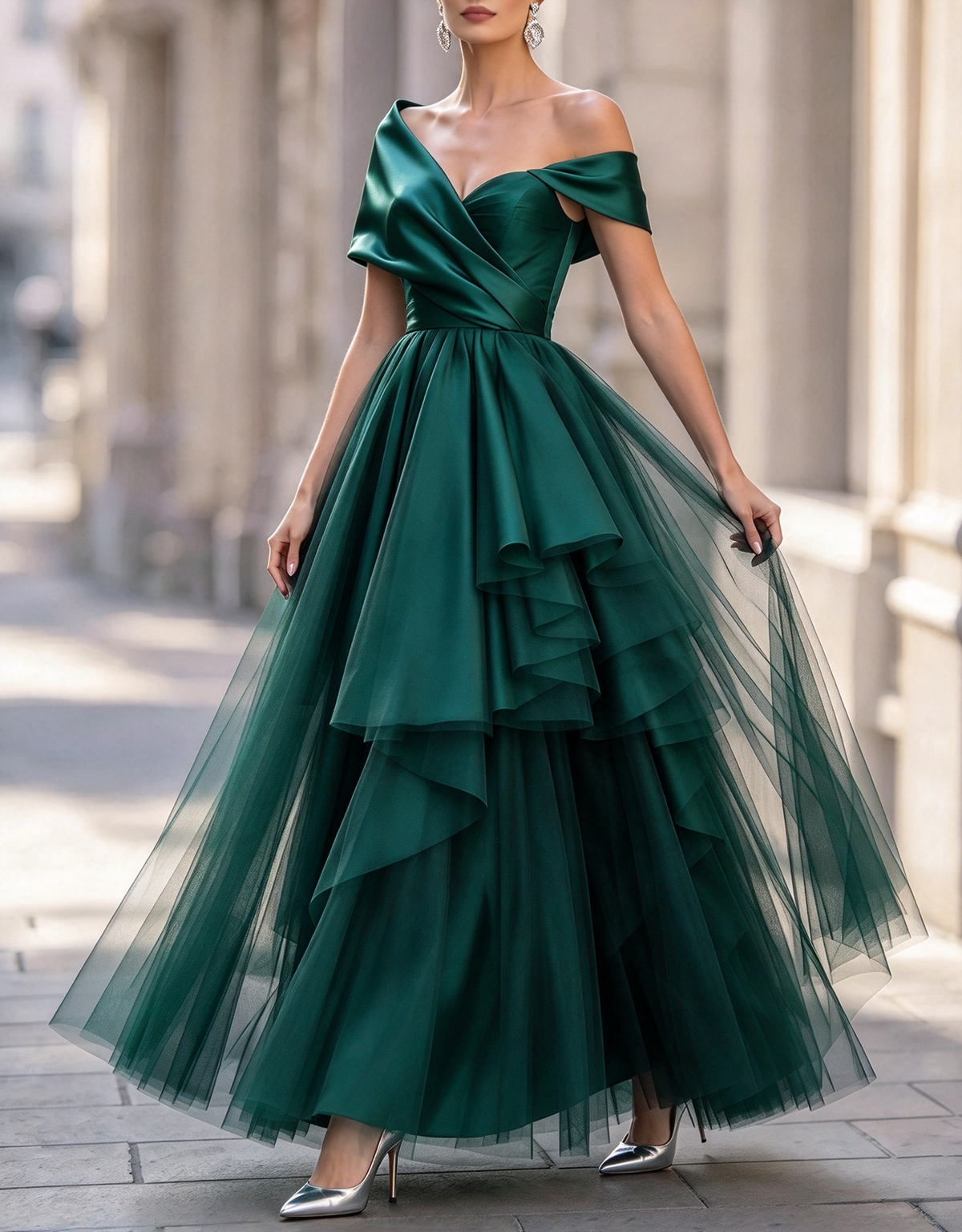 Abito da cerimonia lungo fino ai piedi, in raso e tulle a balze, linea ad A e scollo a barchetta, con spalle scoperte