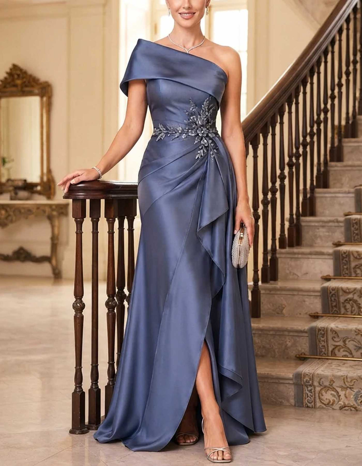 Vestido largo azul empolvado de satén, de un hombro, con fruncido y abertura