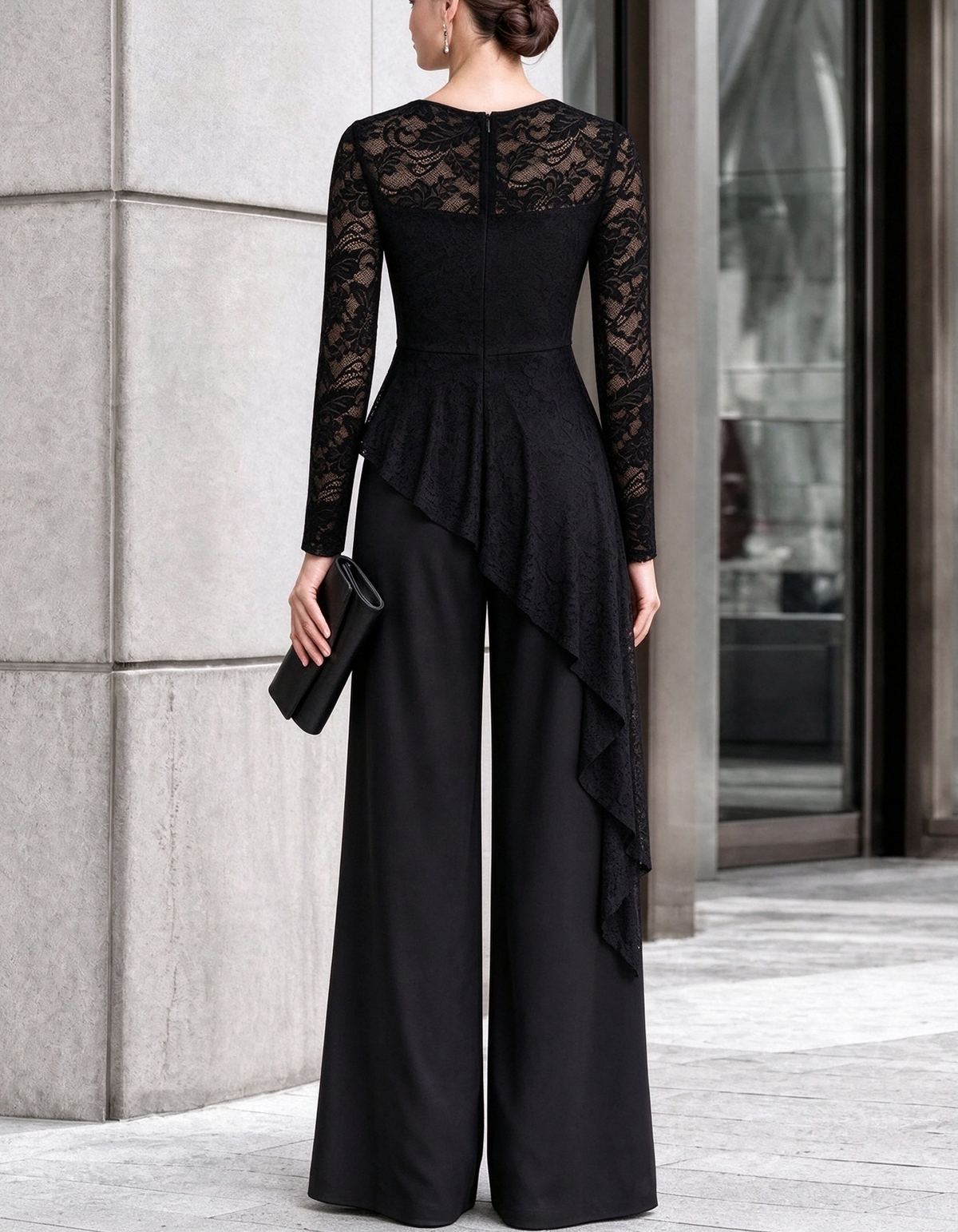 Mono negro de encaje con peplum asimétrico y pernera ancha