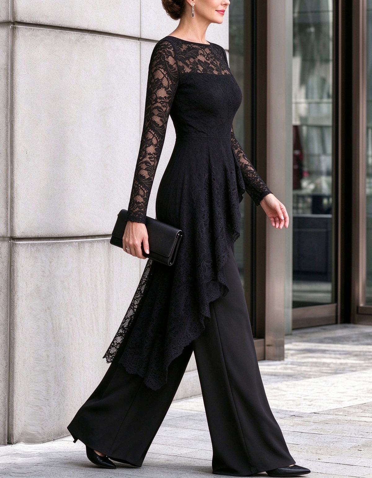 Mono negro de encaje con peplum asimétrico y pernera ancha
