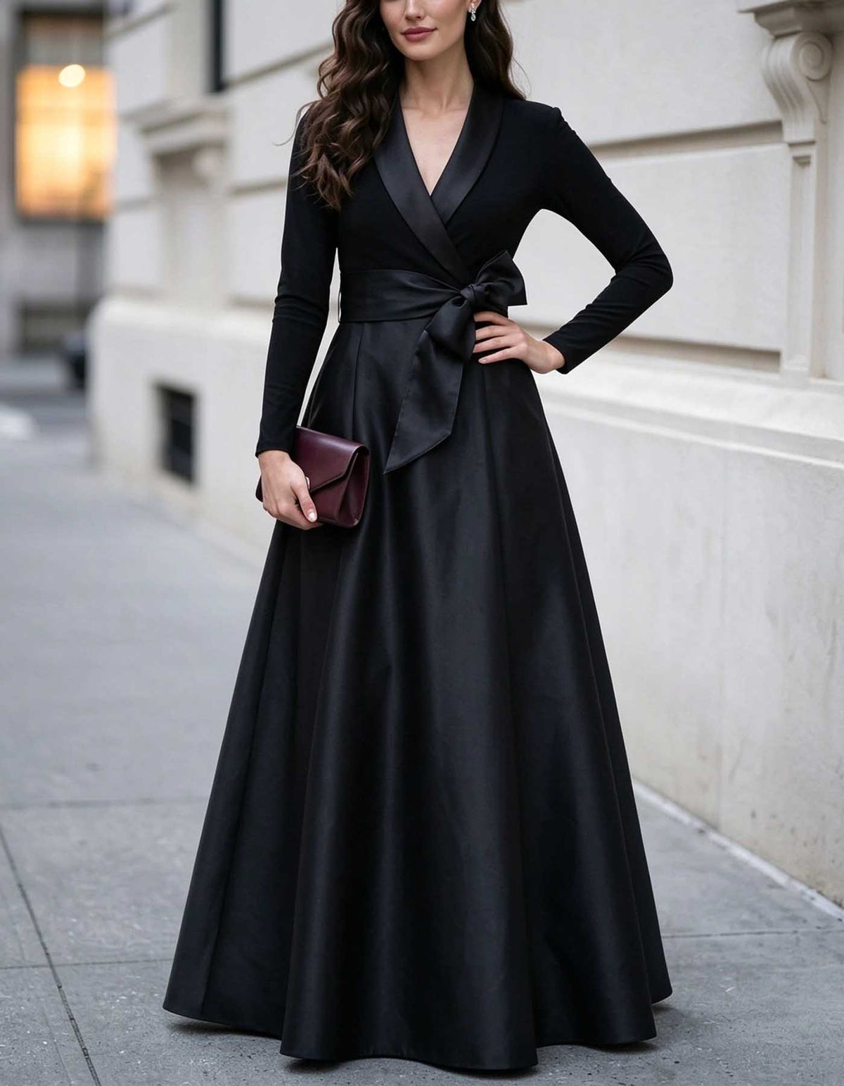 Vestido maxi preto de cetim com decote em V cruzado, mangas compridas e laço na cintura