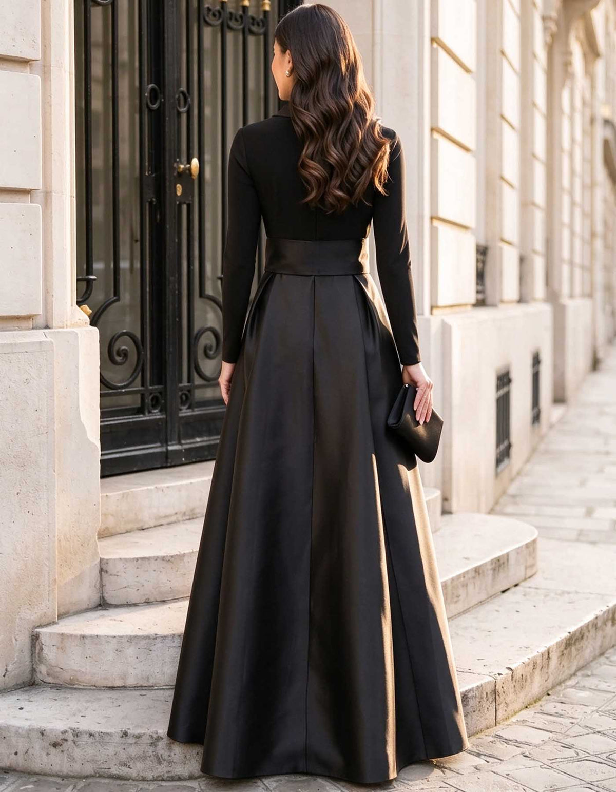 Vestido maxi preto de cetim com decote em V cruzado, mangas compridas e laço na cintura