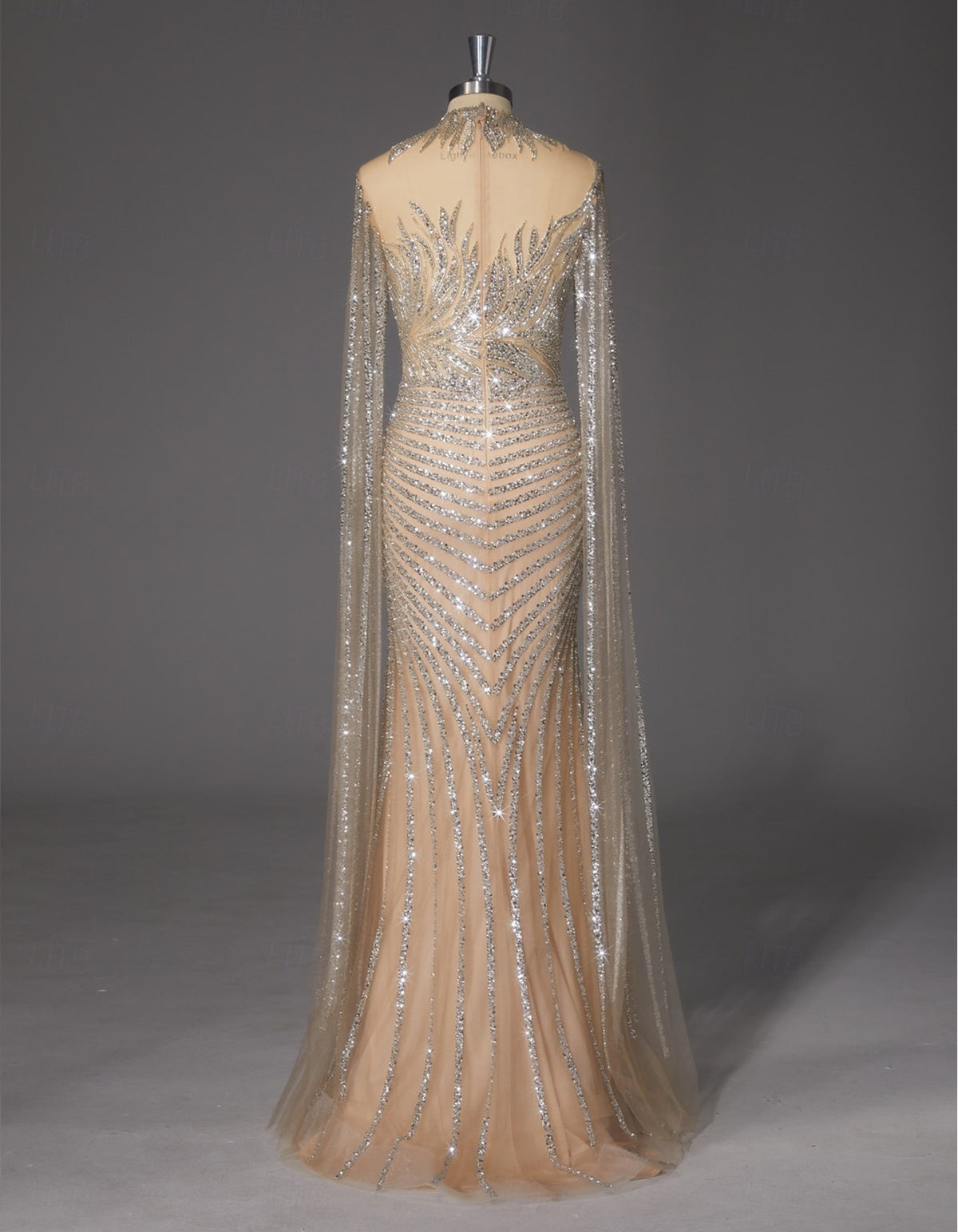 Abendkleid aus nudefarbenem transparentem Mesh