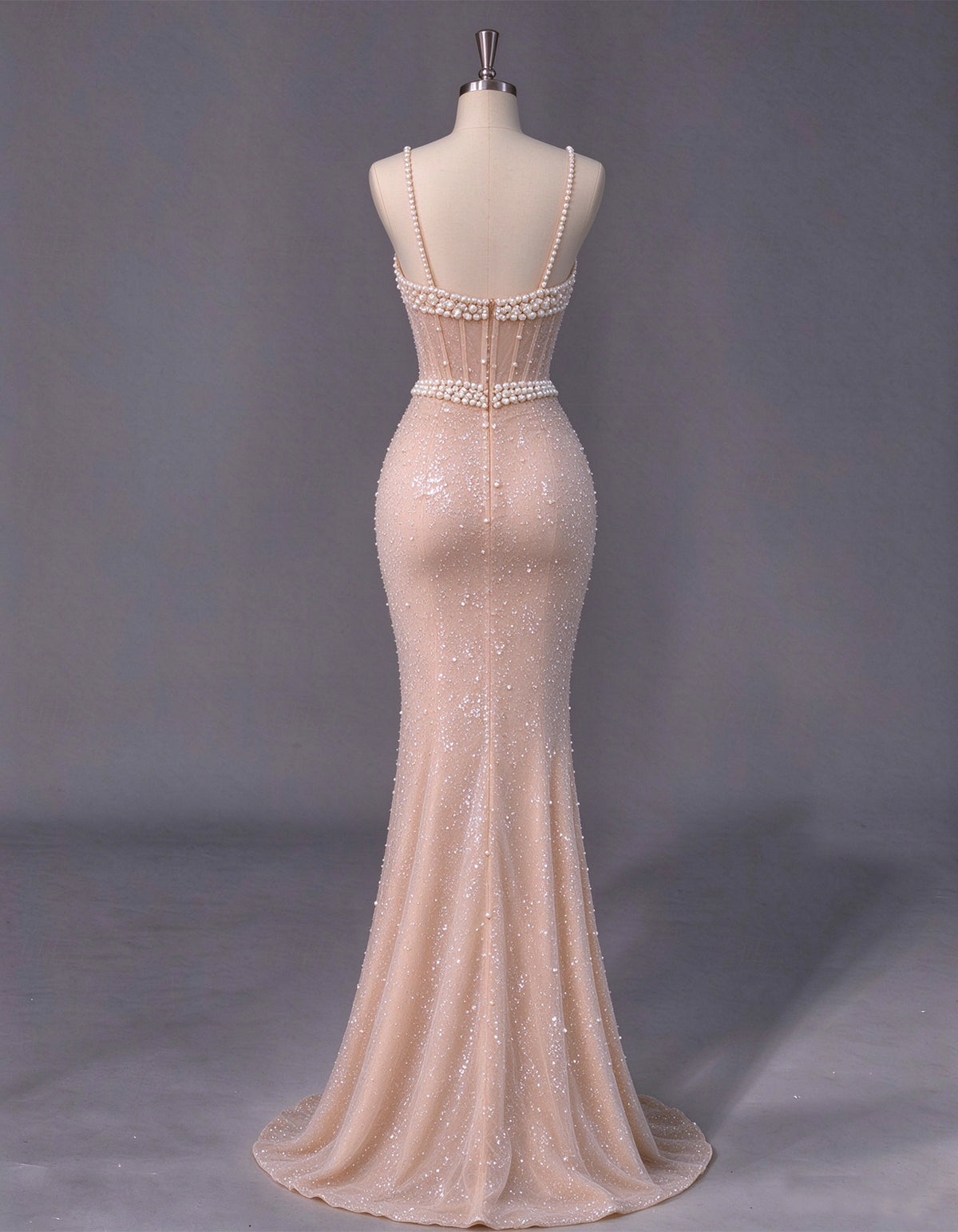 Abendkleid aus nudefarbenem Mesh mit Perlen und Camisole-Oberteil