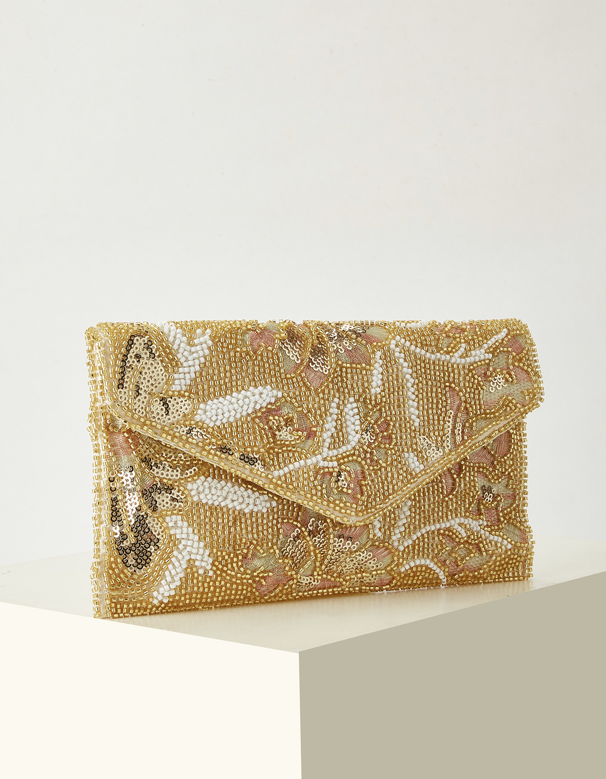 Clutch de noite dourada com contas florais