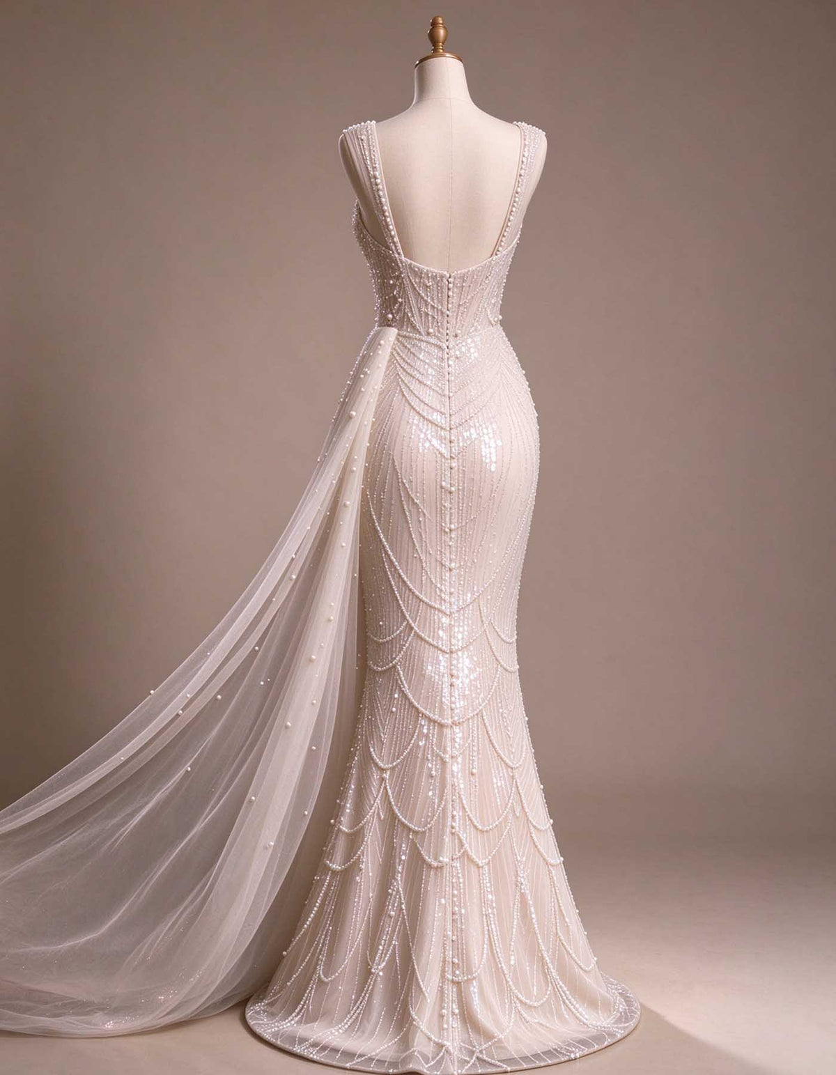 Robe de soirée ivoire, décolleté cœur, bretelles larges et perles épaisses