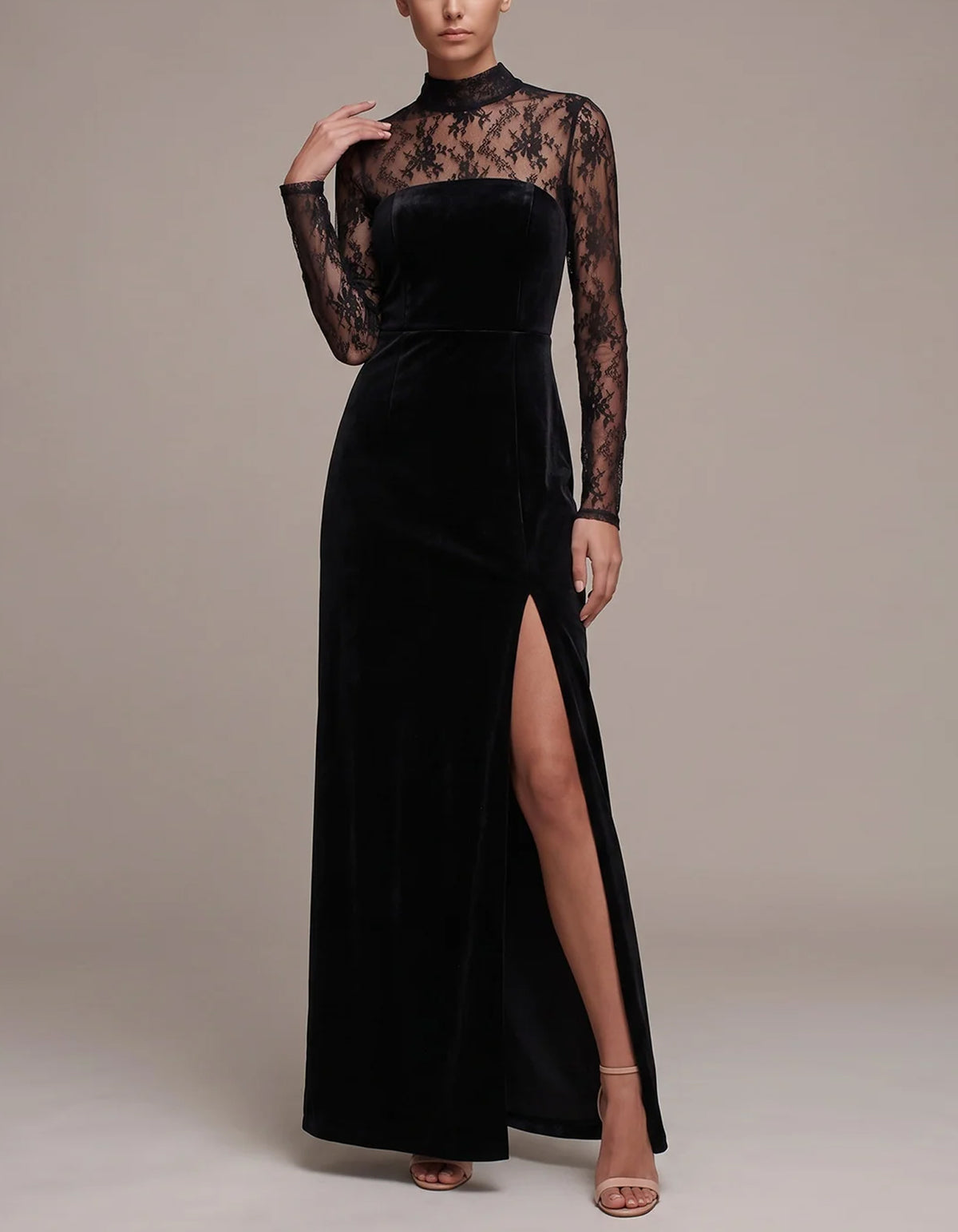 Robe longue noire en velours et dentelle