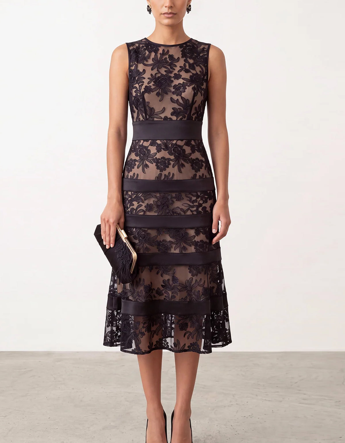 Vestido midi preto de renda floral transparente
