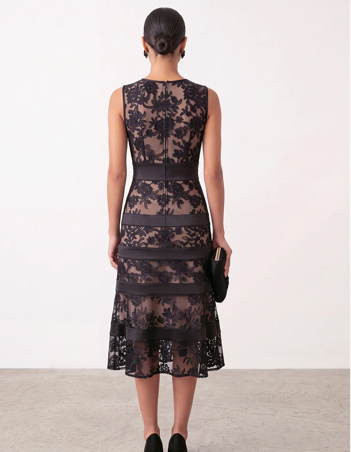 Vestido midi preto de renda floral transparente
