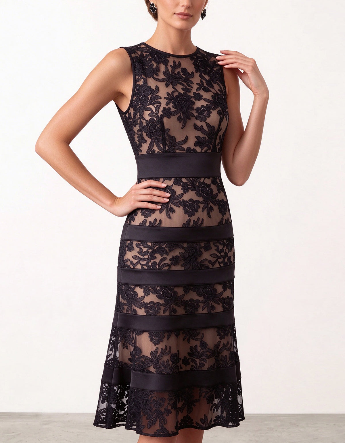 Vestido midi preto de renda floral transparente