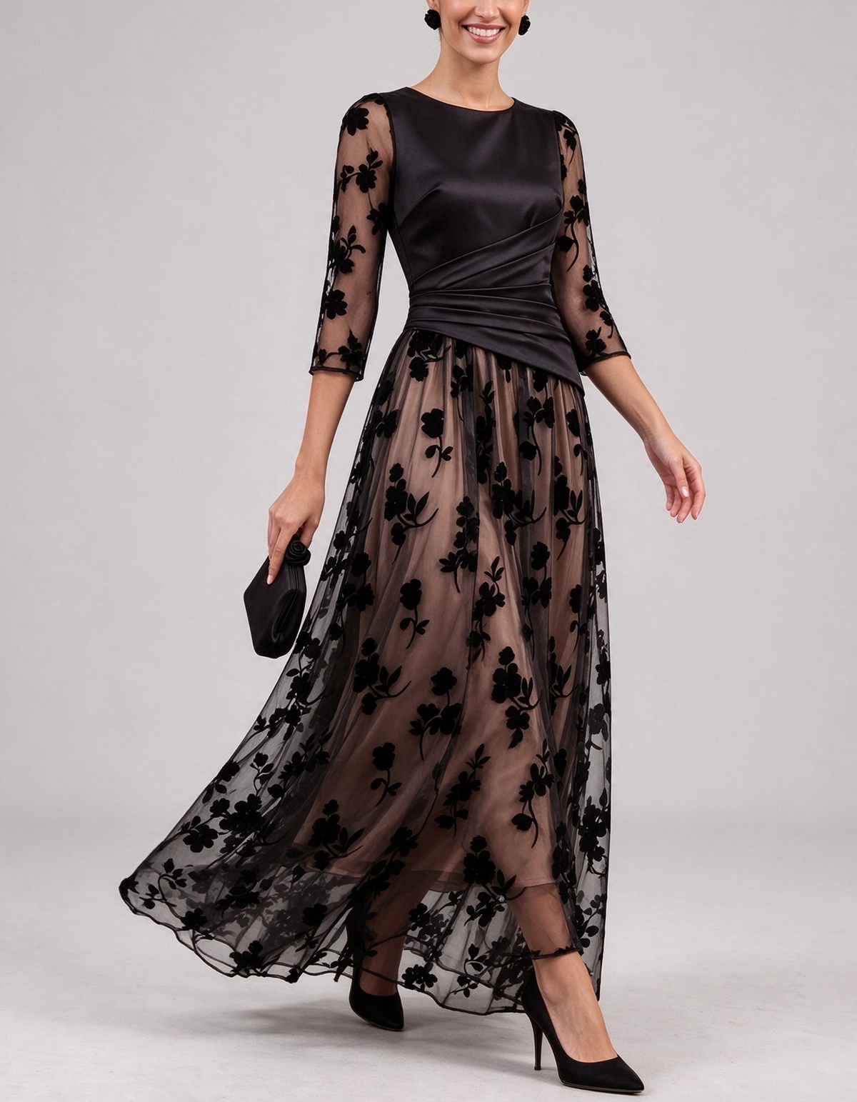 Vestido maxi em tule floral preto acetinado, com corte em A e efeito envelope