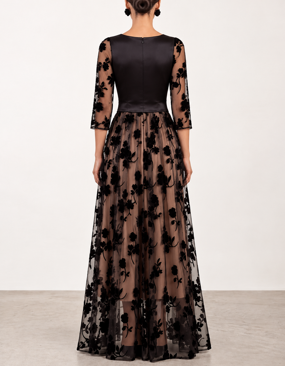 Vestido maxi em tule floral preto acetinado, com corte em A e efeito envelope