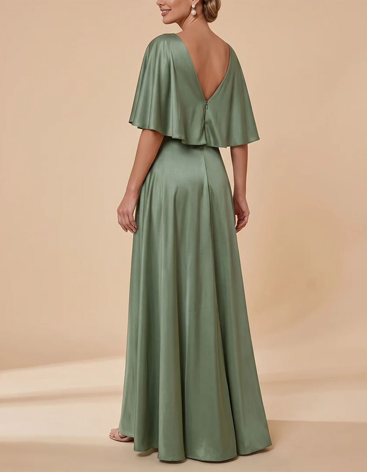 Vestido largo de satén verde salvia con mangas tipo capa y volantes fluidos