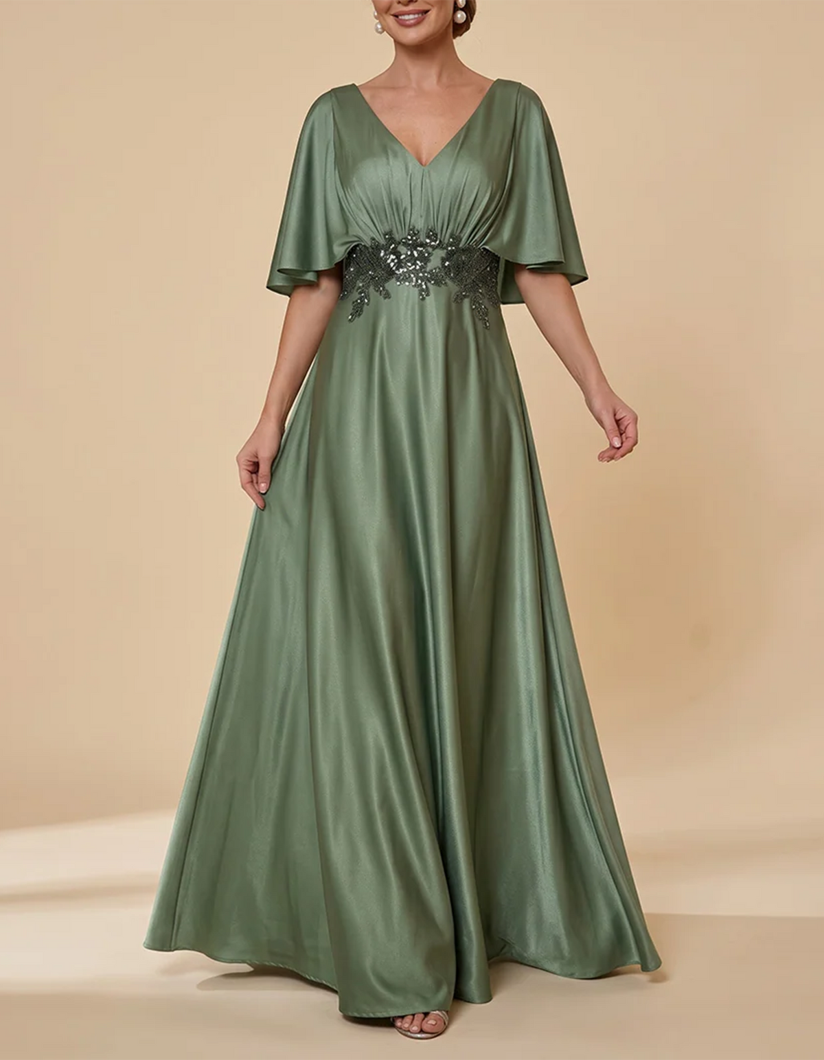 Vestido largo de satén verde salvia con mangas tipo capa y volantes fluidos