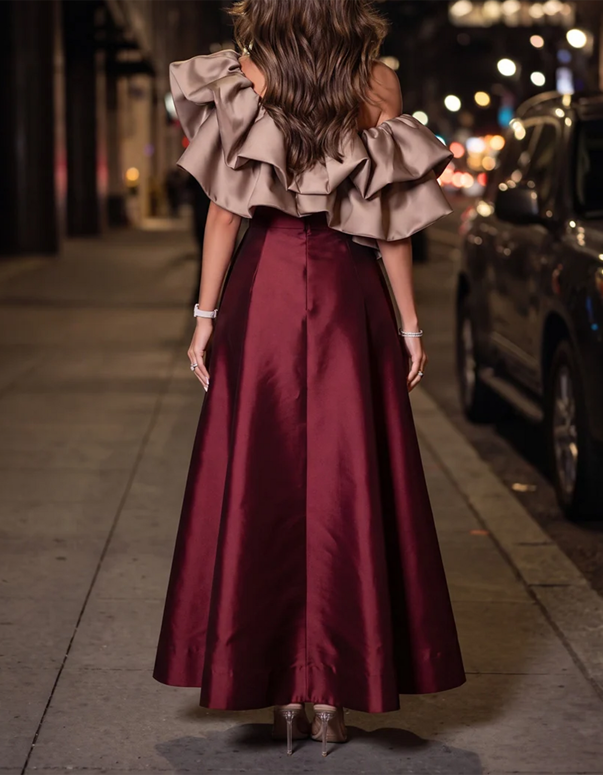 Vestido midi de satén burdeos con un hombro descubierto y volantes en contraste