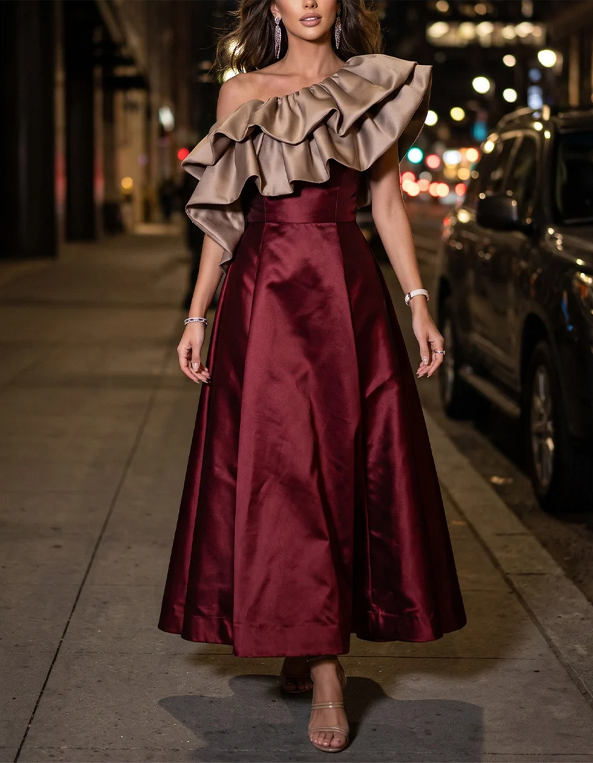 Vestido midi de satén burdeos con un hombro descubierto y volantes en contraste