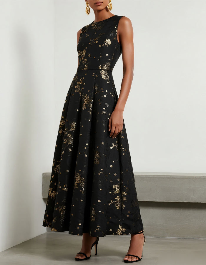 Robe maxi noire en satin à col rond, sans manches, jupe évasée avec imprimé doré