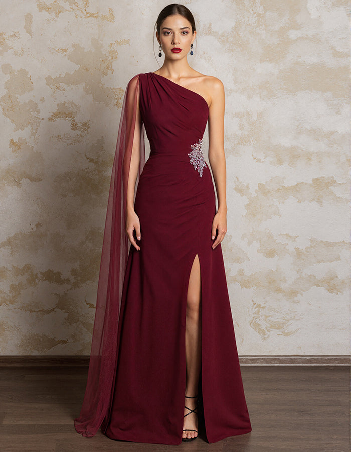 Vestido maxi borgonha com um ombro só e fenda