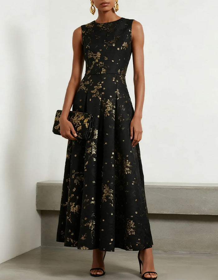 Vestido maxi preto de cetim com decote redondo, sem mangas, corte em A e foil dourado