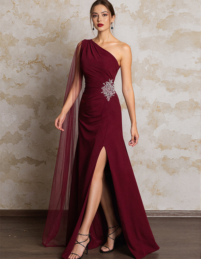 Vestido maxi borgonha com um ombro só e fenda