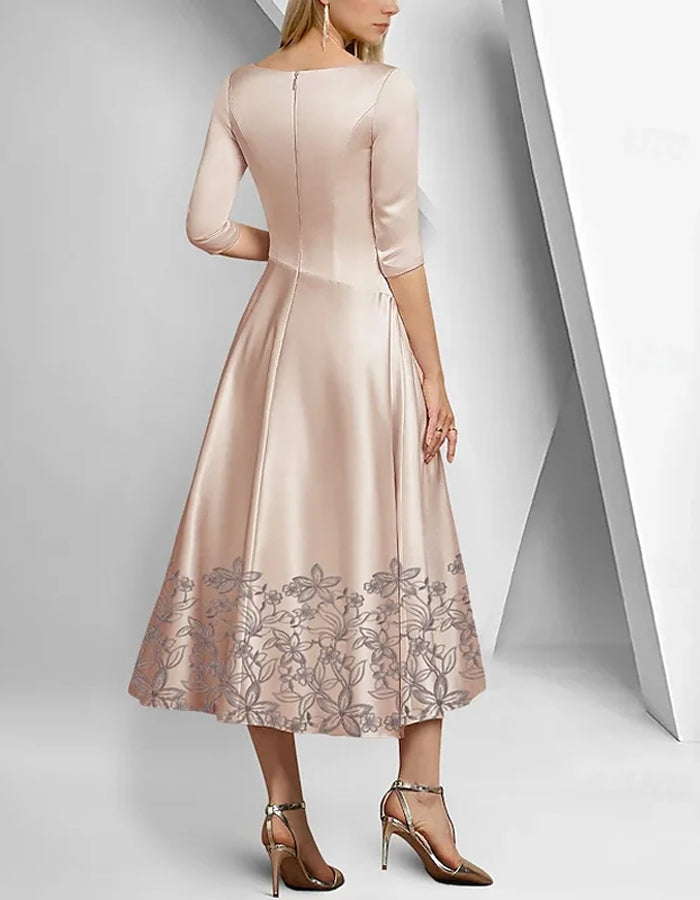 Anmutiges Satin-Kleid in Tea-Länge mit bestickten Blumenakzenten und 3/4-Ärmeln  