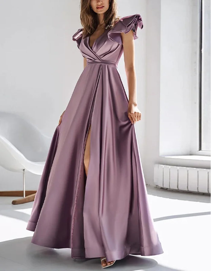 Vestido elegante de cetim malva com mangas esvoaçantes e fenda frontal