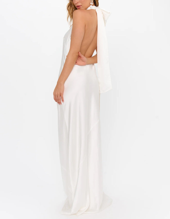 Robe de demoiselle d’honneur blanche à col montant et col licou  