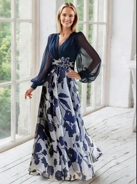 Elegantes marineblaues Chiffonkleid mit floralem Rock und transparenten Bischofärmeln