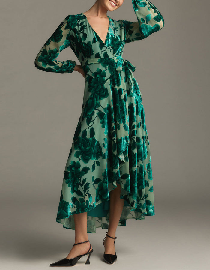 Vestido maxi de terciopelo verde con mangas largas y escote en V