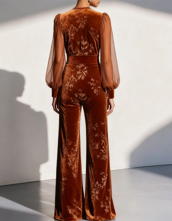 Karamellfärgad jumpsuit i sammet med rund hals, långa ballongärmar