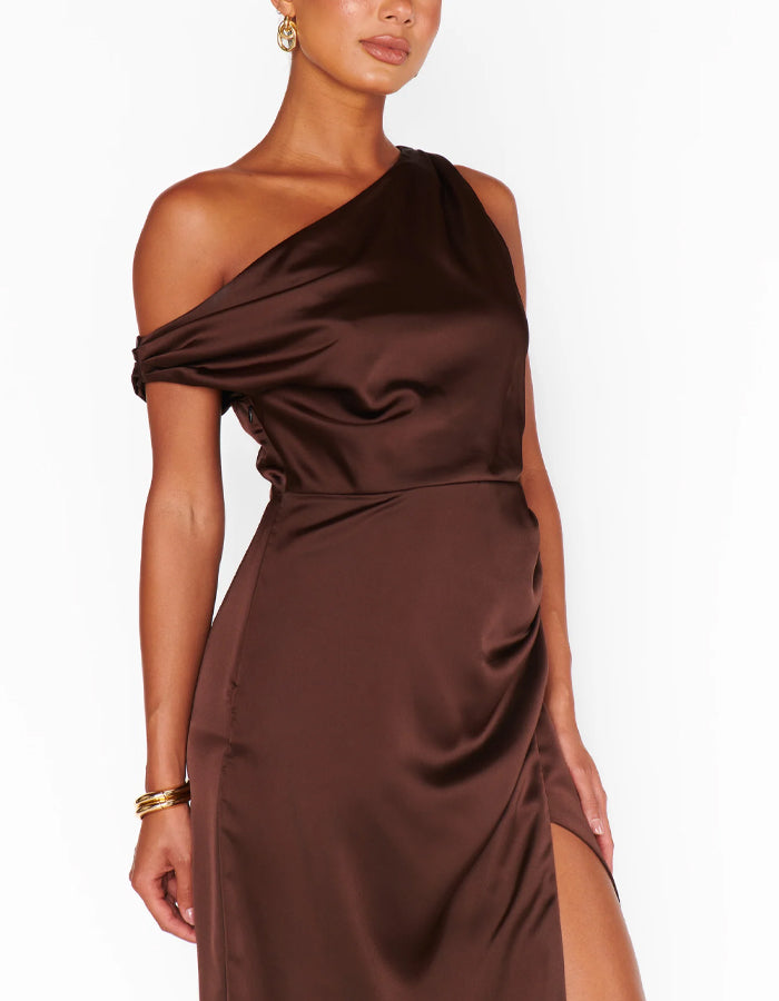 Vestido maxi marrón oscuro con diseño de un solo hombro  