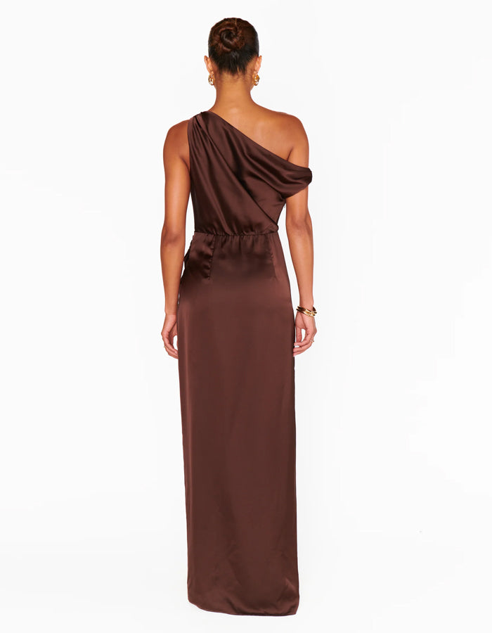 Vestido maxi marrón oscuro con diseño de un solo hombro  