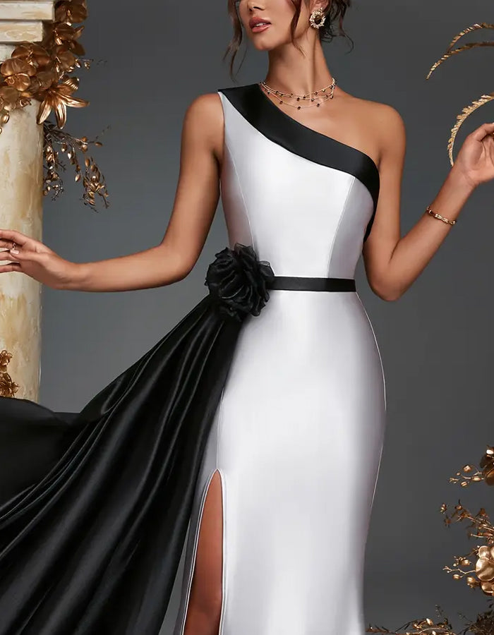 Schwarz-weißes schulterfreies Satin-Maxikleid