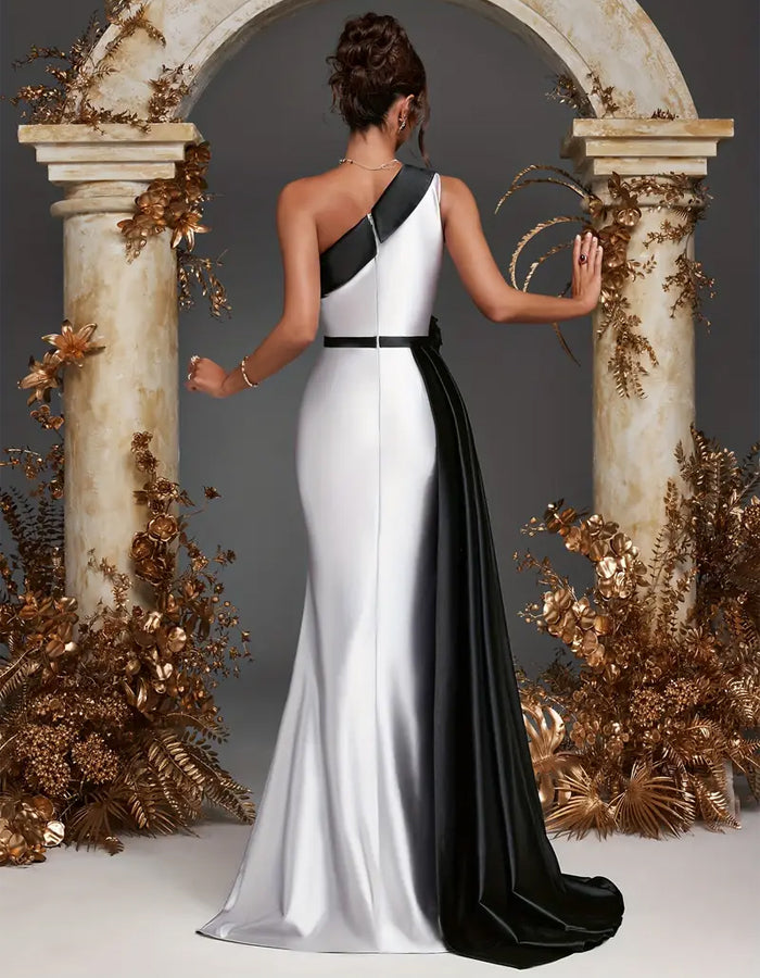 Schwarz-weißes schulterfreies Satin-Maxikleid