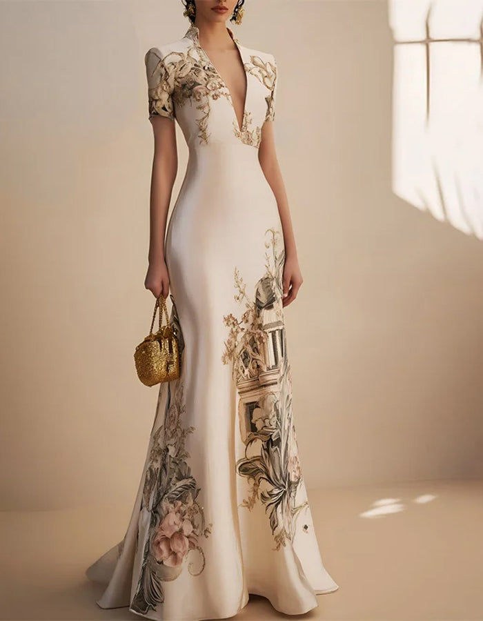 Vestido elegante de cetim creme com estampa inspirada no barroco e ombros estruturados