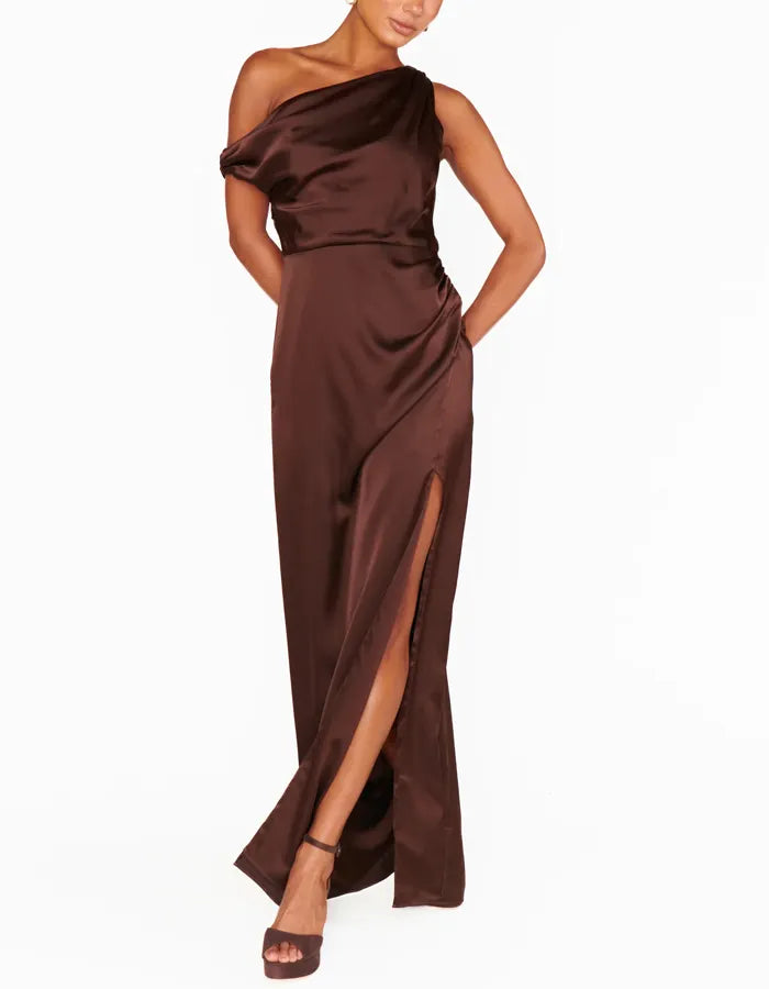 Vestido maxi marrón oscuro con diseño de un solo hombro  