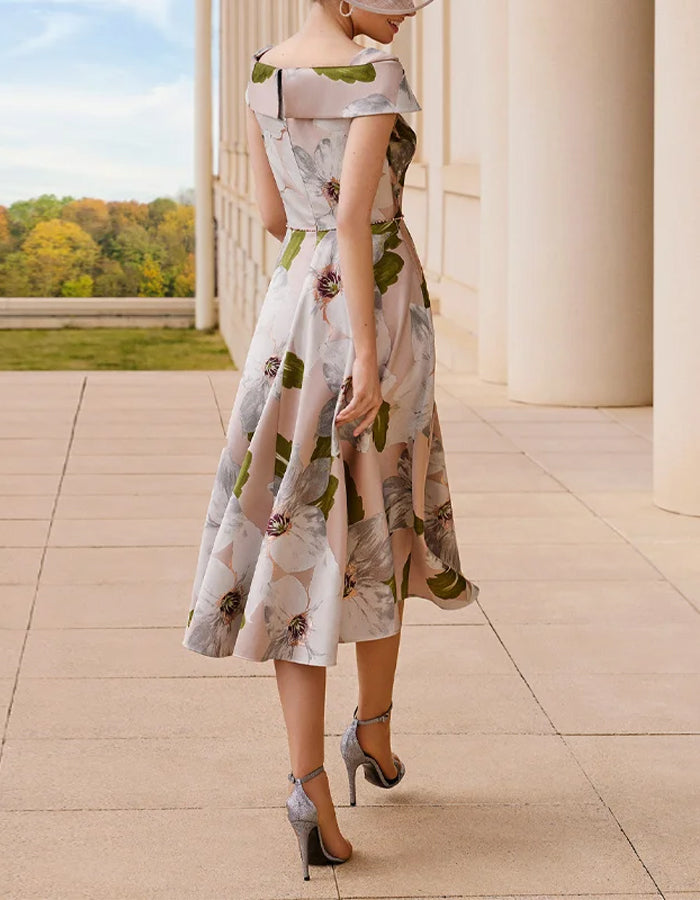 Elegantes Blush Satin Midikleid mit schulterfreiem Kragen und übergroßem Blumenmuster