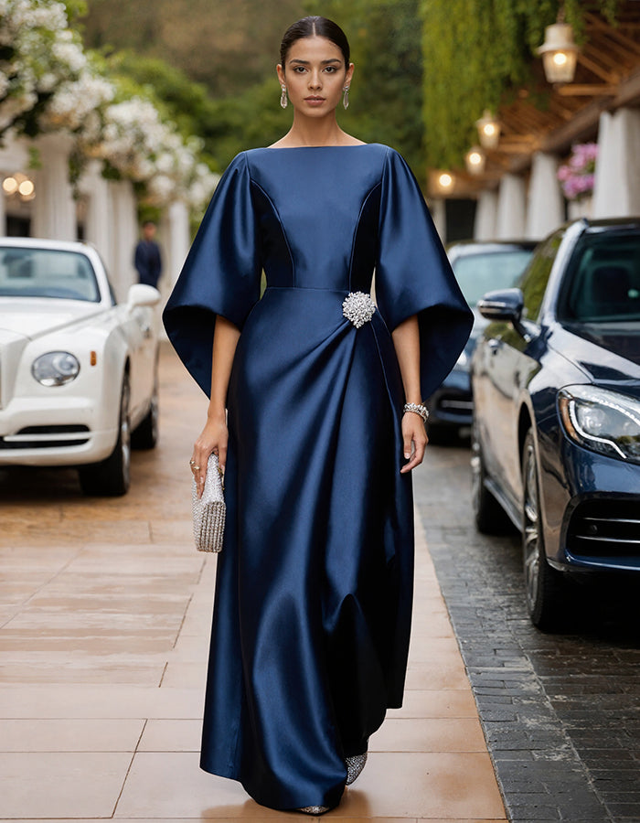 Robe longue en satin bleu col bateau