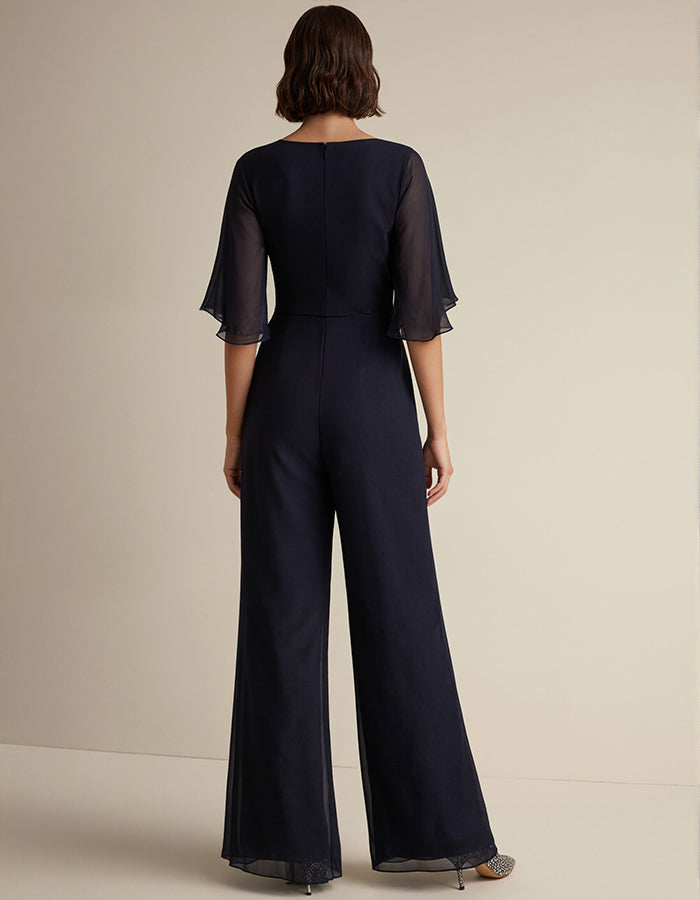 Donkerblauwe jumpsuit met V-hals en korte mouwen van chiffon