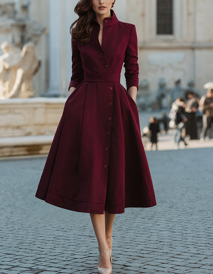 Robe midi rouge à col montant et manches longues