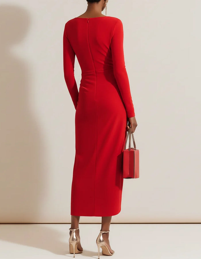Robe midi rouge asymétrique plissée, manches longues et coupe ajustée
