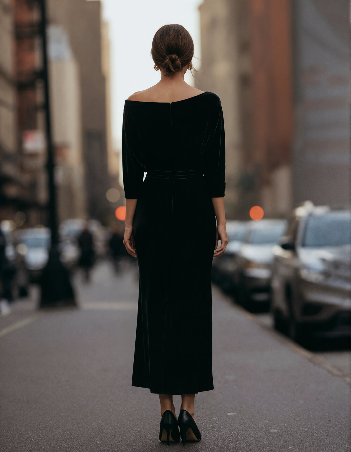 Schwarzes schulterfreies Samt-Midikleid