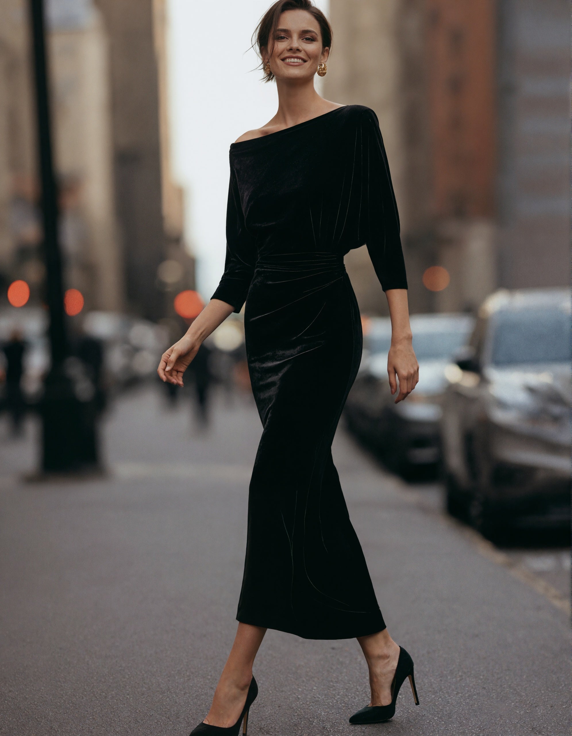 Schwarzes schulterfreies Samt-Midikleid