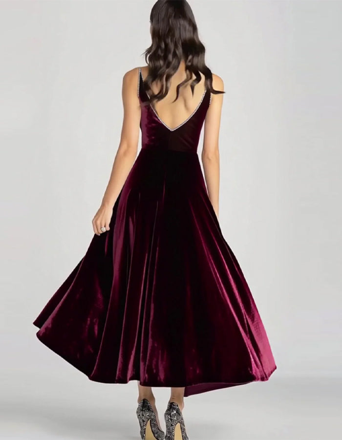 Vestido midi de veludo borgonha com alças finas e decote em V