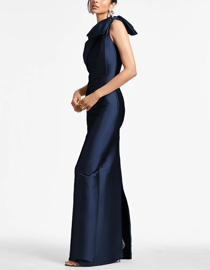 Vestido maxi azul de cetim com um ombro e laço