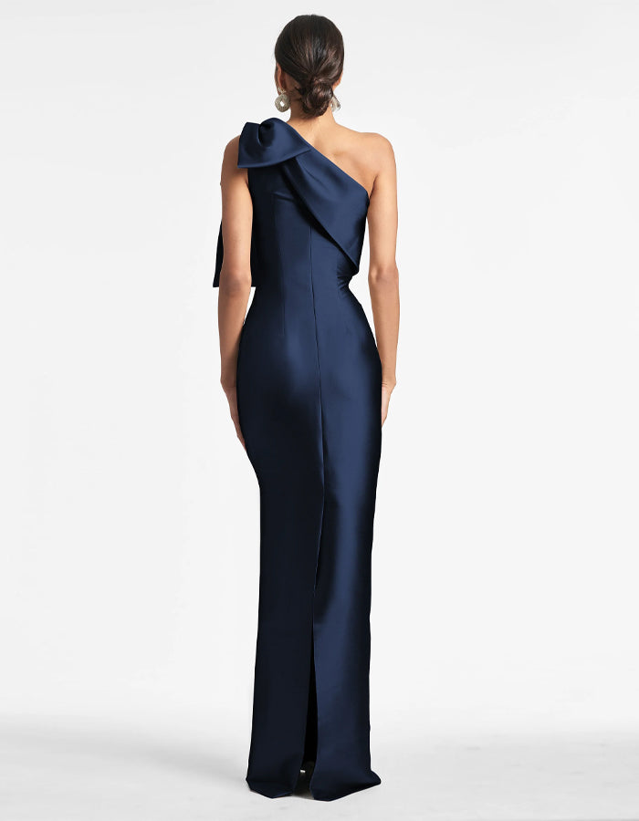 Vestido maxi azul de cetim com um ombro e laço